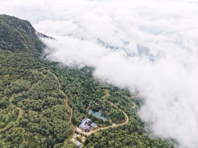 Chieu Lau Thi 2402m Lodge on the ridge above cloud — operator field photo from the summit approach