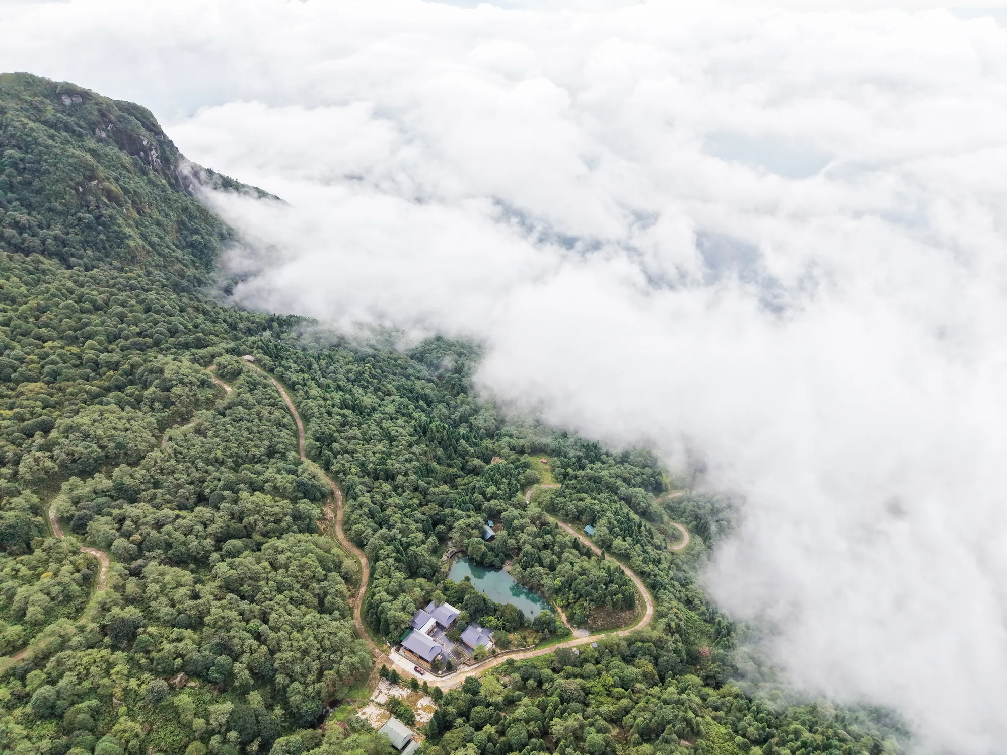 Chieu Lau Thi 2402m Lodge on the ridge above cloud