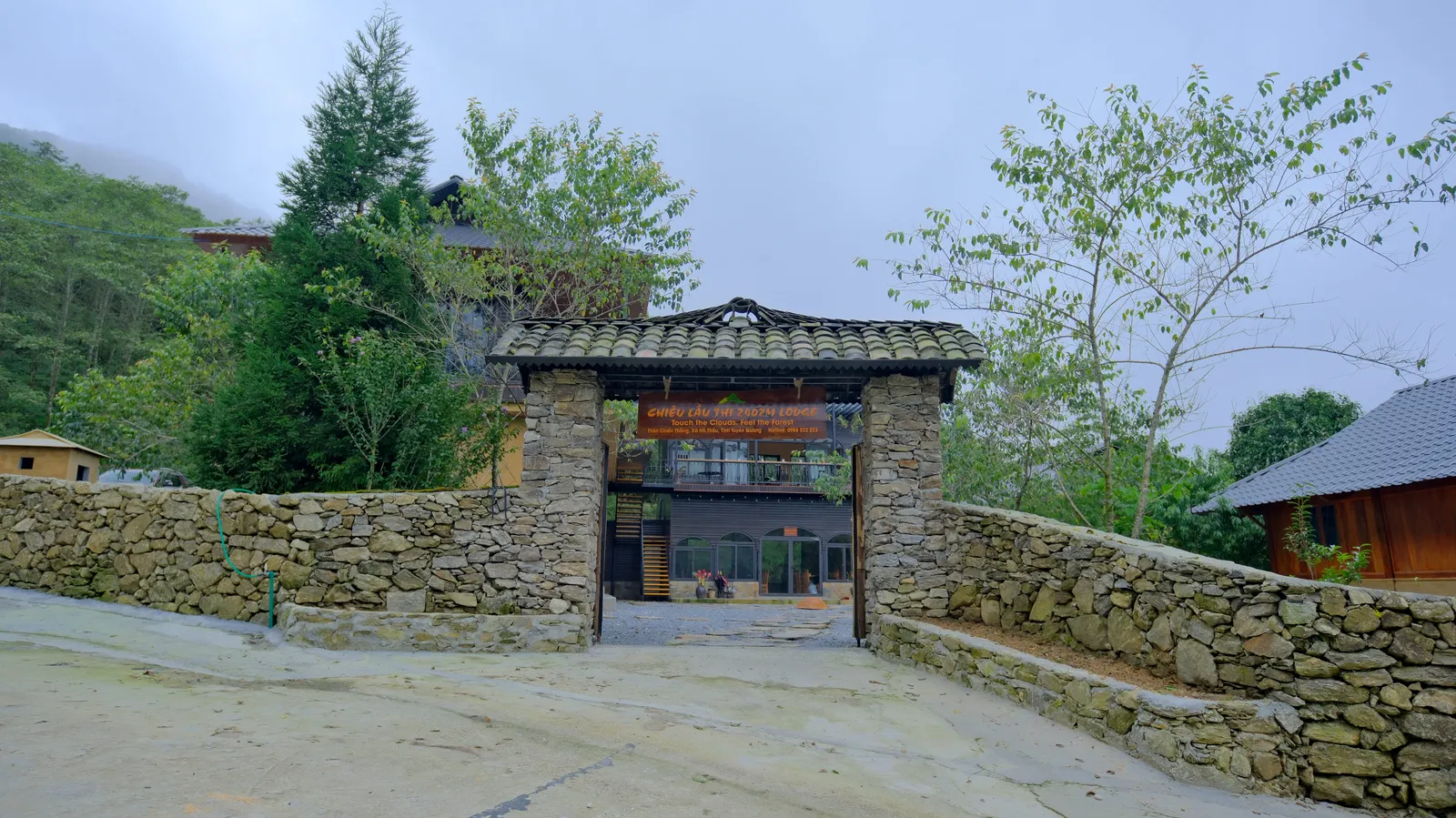 Entrance to Chieu Lau Thi 2402m Lodge near the summit route