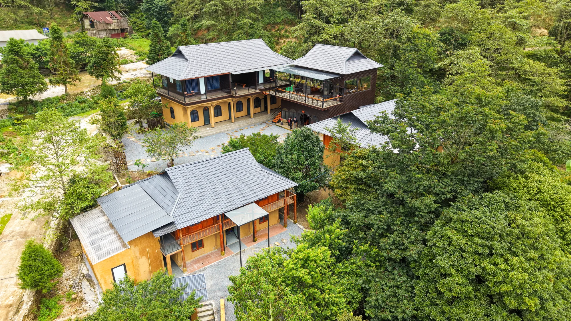 Exterior of Chieu Lau Thi 2402m Lodge in the mountain forest