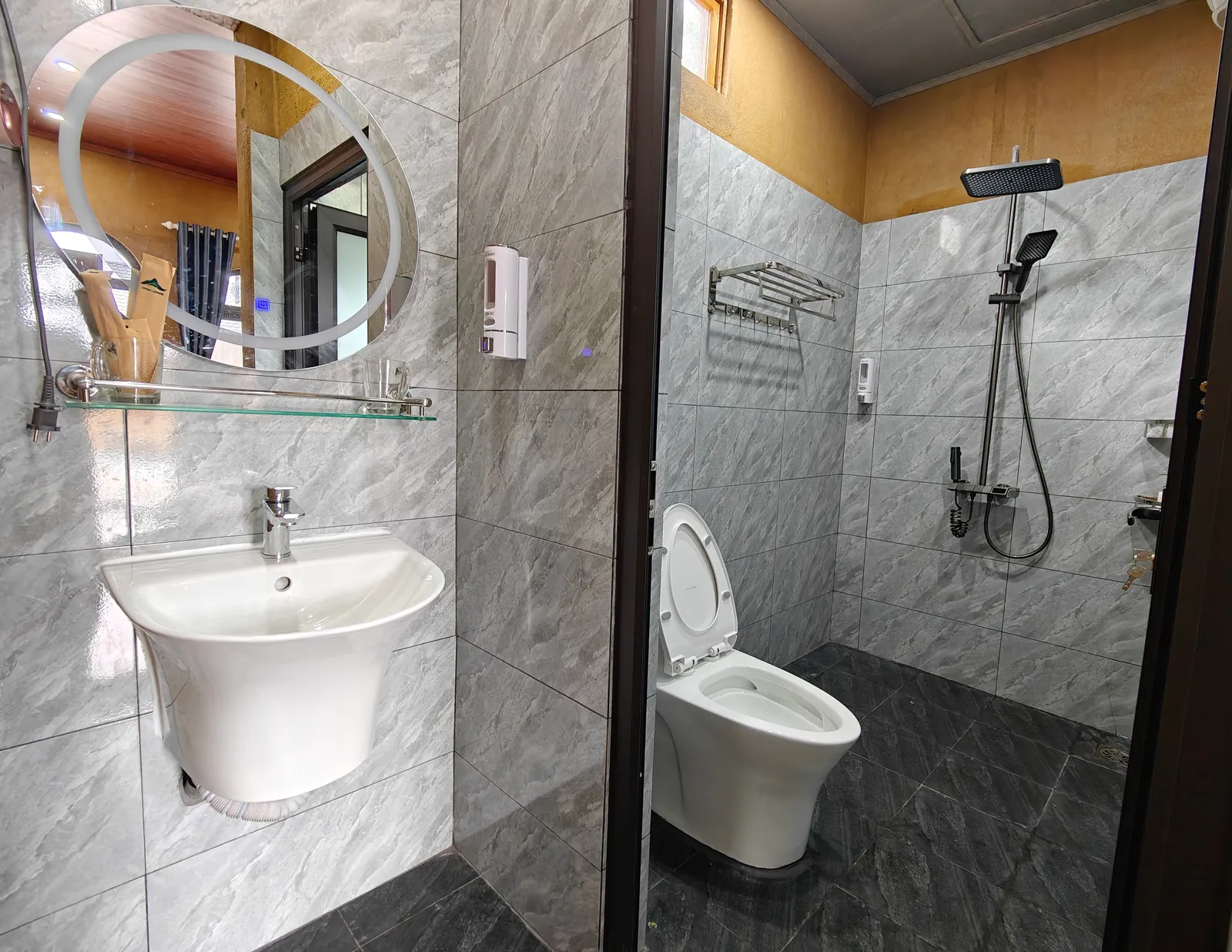 Example of ensuite bathroom at Chieu Lau Thi 2402m Lodge