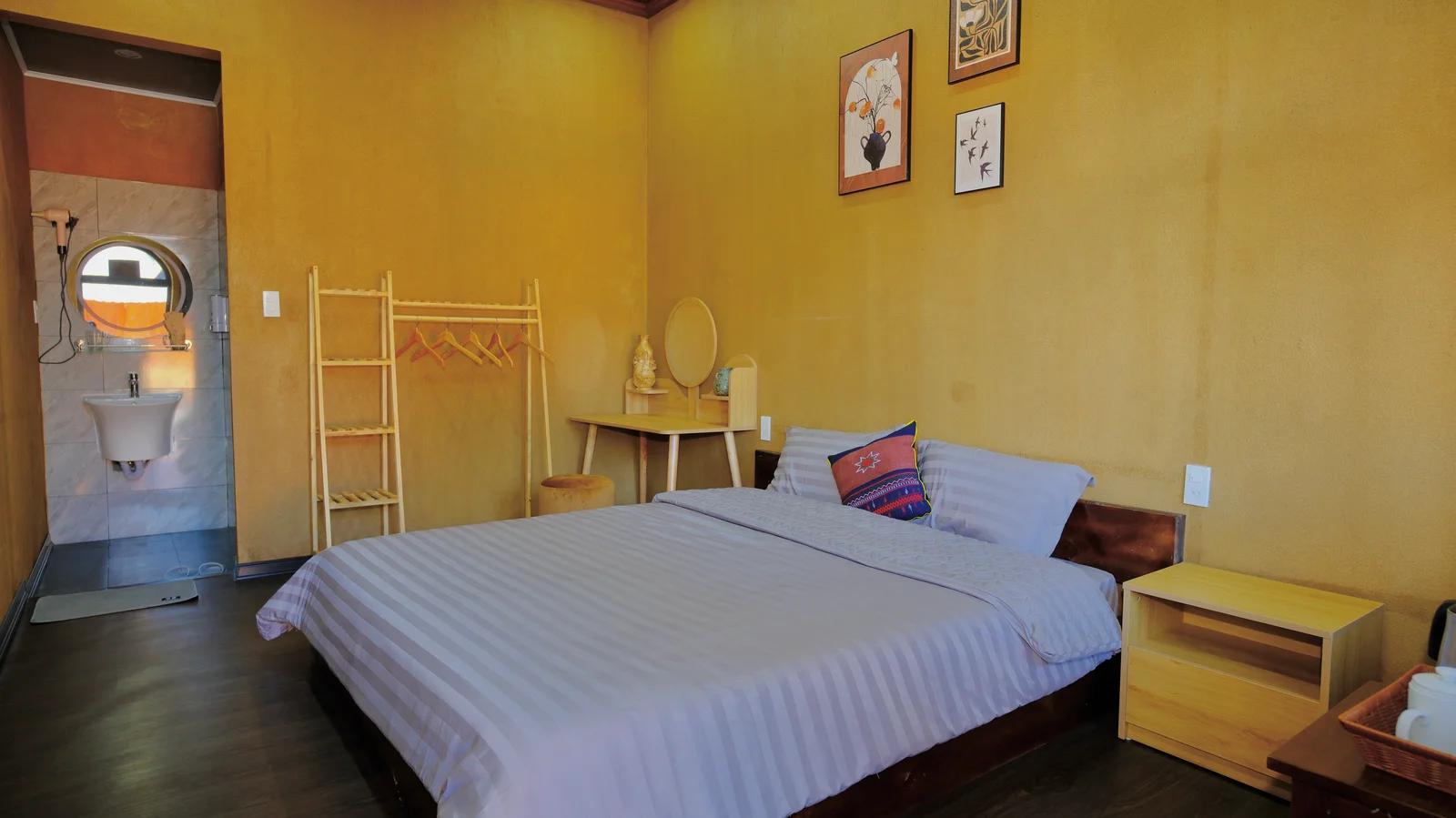 Example of a private room at Chieu Lau Thi 2402m Lodge — lodge accommodation, not a village homestay bathroom standard.